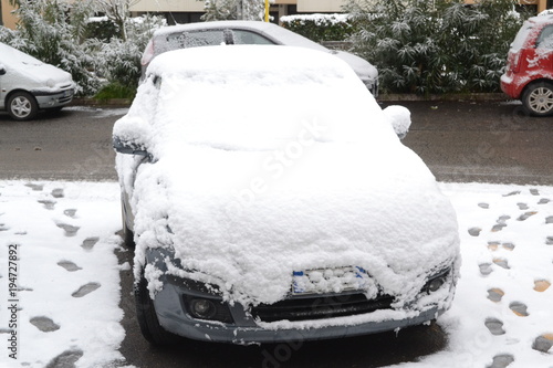 macchina sotto la neve