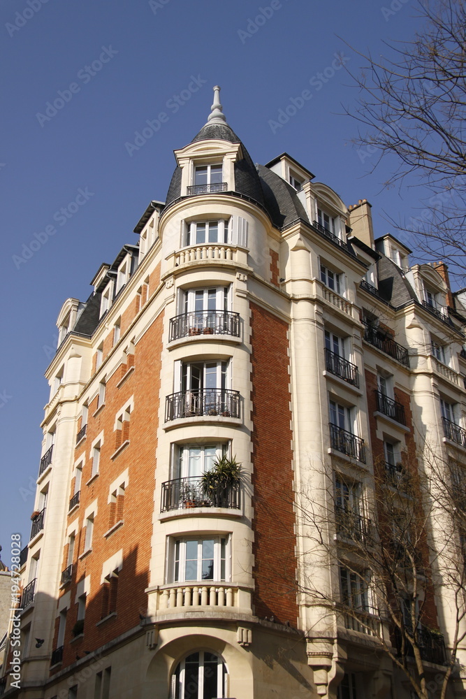 Immeuble du quartier de Montmartre à Paris	