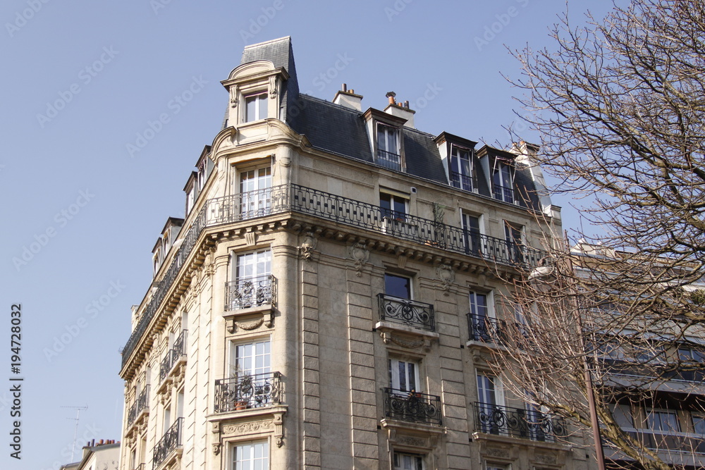 Immeuble du quartier de Montmartre à Paris	