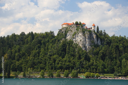 Jezioro Bled Słowenia. Piękne górskie jezioro z zamkiem na skale i kościołem. © moniadk