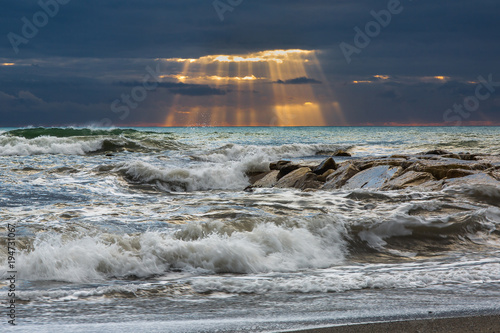 Spiraglio di luce sul mare