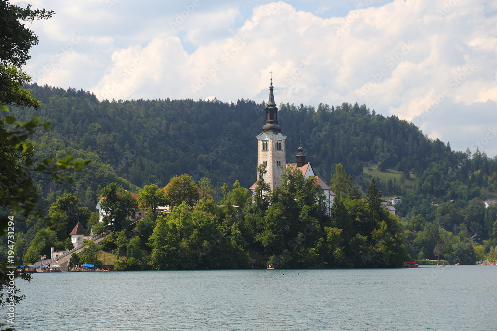 Jezioro Bled Słowenia. Piękne górskie jezioro z zamkiem na skale i kościołem.