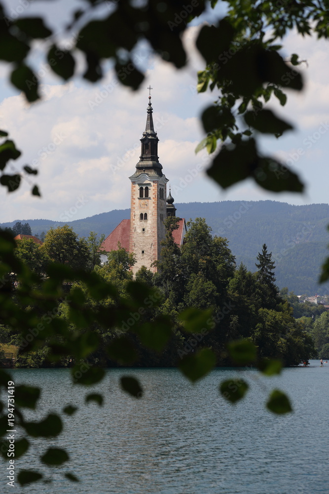 Jezioro Bled Słowenia. Piękne górskie jezioro z zamkiem na skale i kościołem.