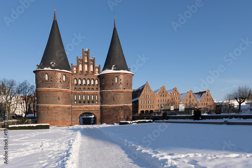 Das winterliche Holstentor in Lübeck