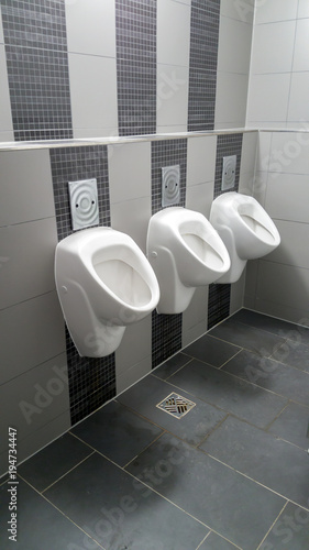 Urinale auf einer öffentlichen Toilette © joern_gebhardt