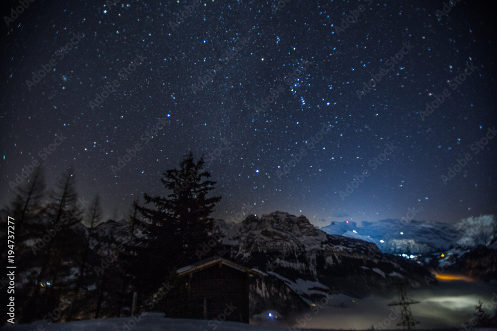 Naklejka premium Sternenhimmel in den Bergen