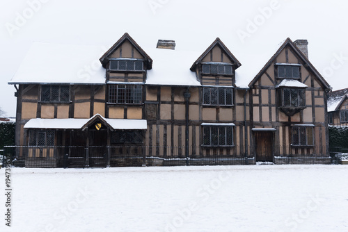 фотографія Shakespeare  Elizabethan Birthplace Stratford upon Avon covered in snow
