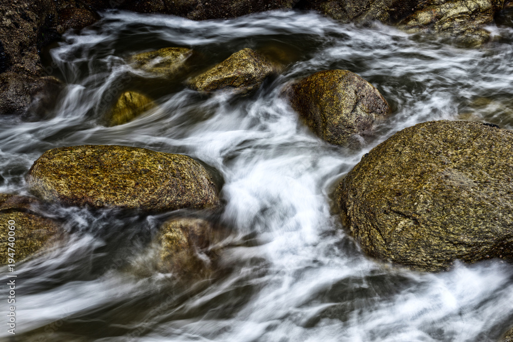 Meer, Brandung und Felsen