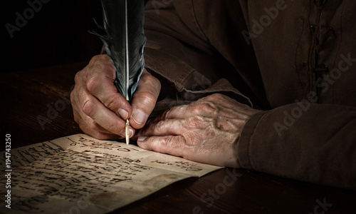 Foto Hände schreiben einen Brief im Mittelalter