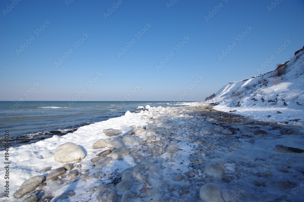 Überfrorene Ostseeküste