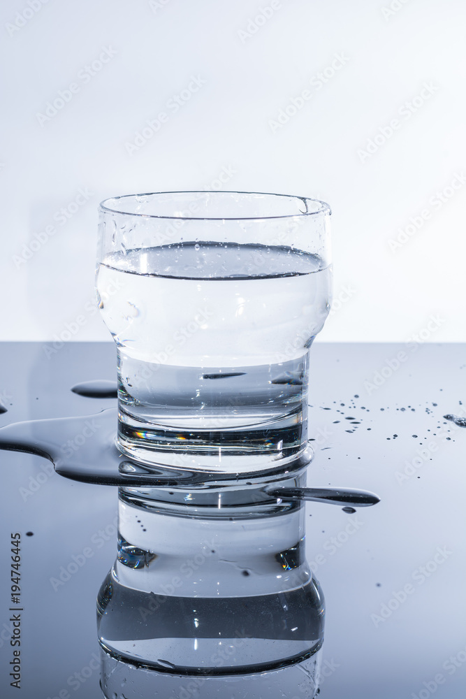 Wasserglas gefüllt mit Wasser