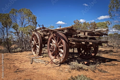 Obraz na plátně Australia – Outback savanna with an old vintage derelict horse-drawn carriage at