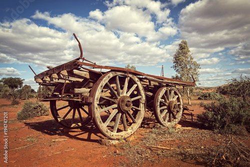 Fényképezés Australia – Outback savanna with an old vintage derelict horse-drawn carriage at