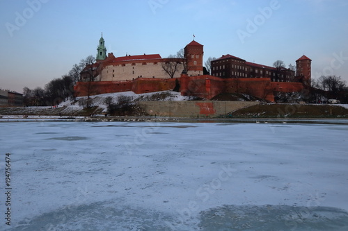 Zamek na Wawelu w Krakowie i zamarznięta rzeka Wisła, sroga zima, arktyczna temperatura