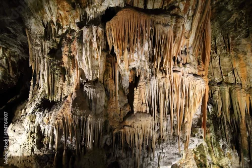 Obraz Jaskinia Postojna, Słowenia. Formacje wewnątrz jaskini ze stalaktytami i stalagmitami.