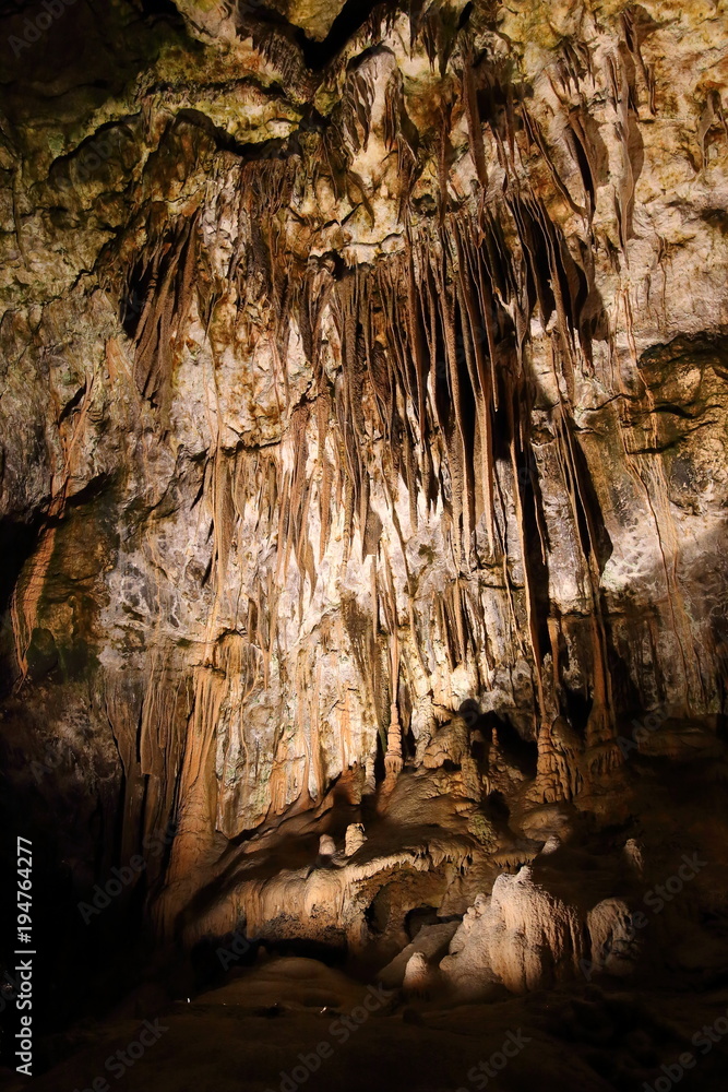 Jaskinia Postojna, Słowenia. Formacje wewnątrz jaskini ze stalaktytami i stalagmitami.