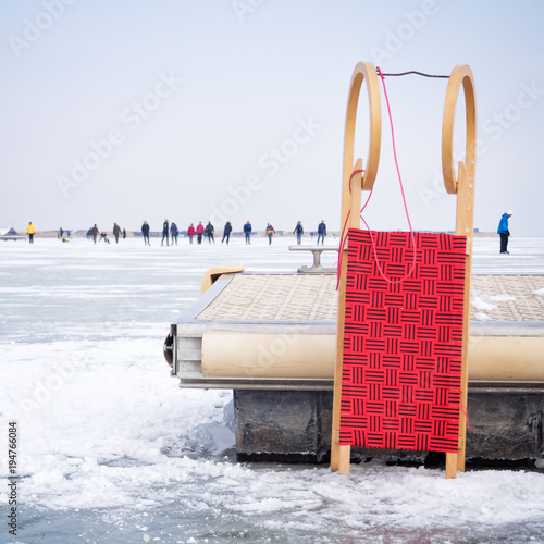 Eislaufen auf dem Neusiedlersee mit Rodel