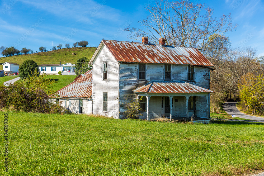 Fototapeta premium Abandoned Virginia Farmhouse