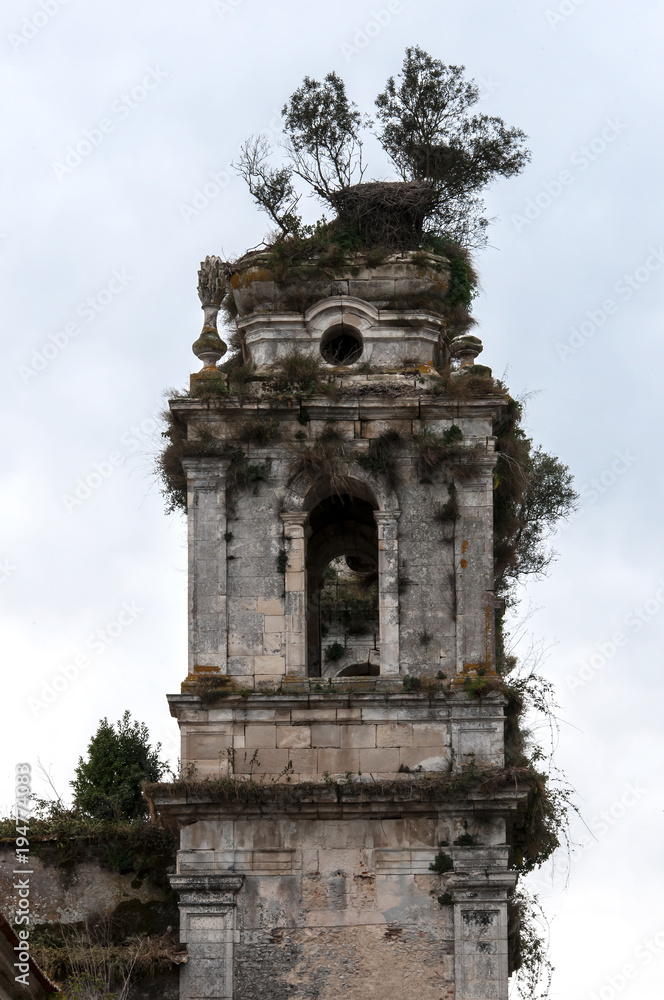 Naklejka premium Mosteiro em ruínas e abandonado