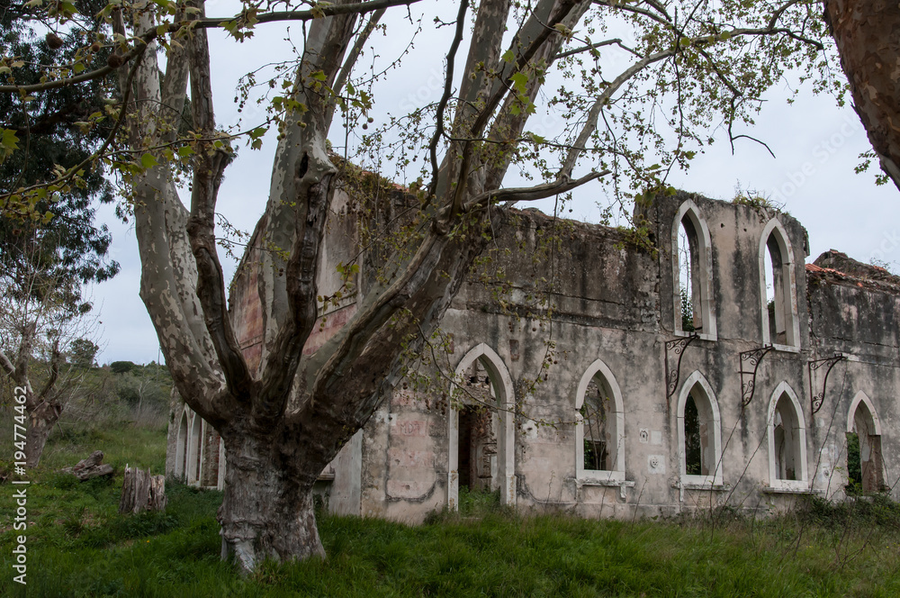 Mosteiro em ruínas e abandonado