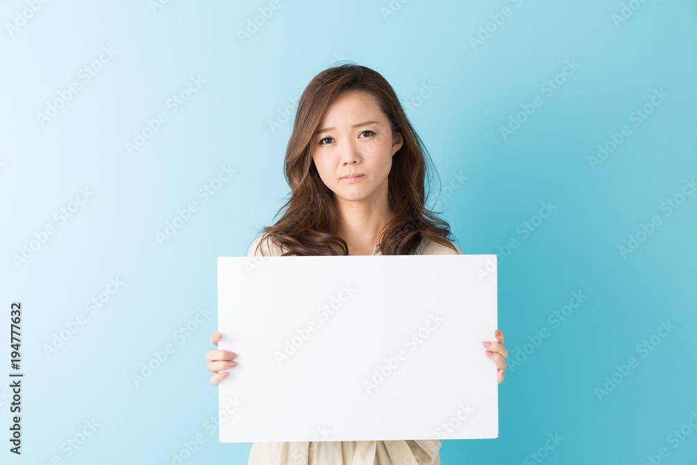 ホワイトボードを持つ女性 考える ホワイトボードを持つ女性 考える