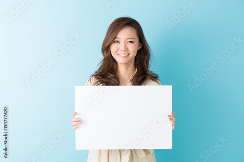 ホワイトボードを持つ女性　笑顔