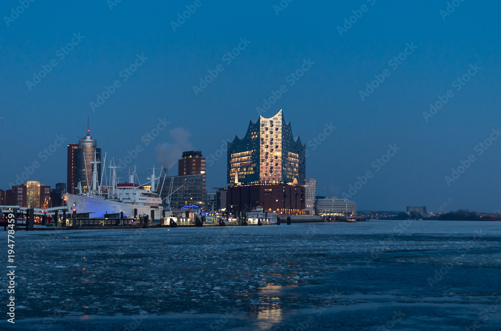 Fototapeta premium Elbphilharmonie Hamburg im Winter