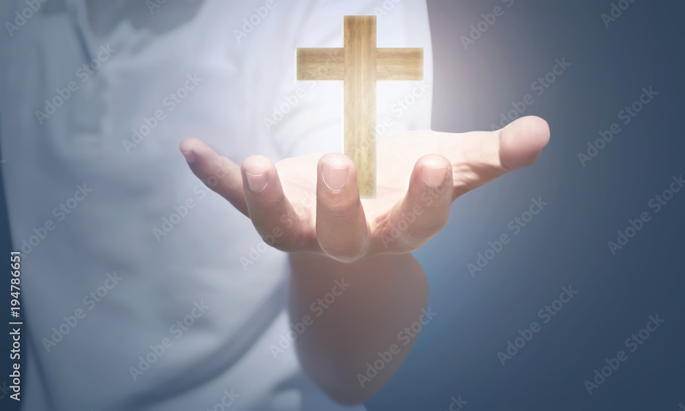 Obraz premium People hand holding wooden cross