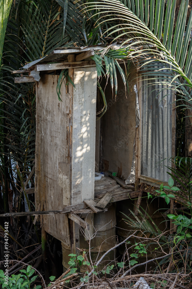 Fototapeta premium 森の中の ゲリラ部隊の お便所