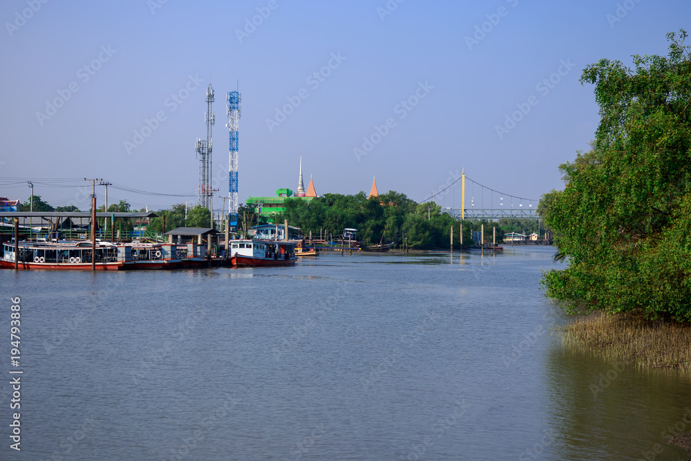 川に浮かぶボート　タイ　サムットプラカーン