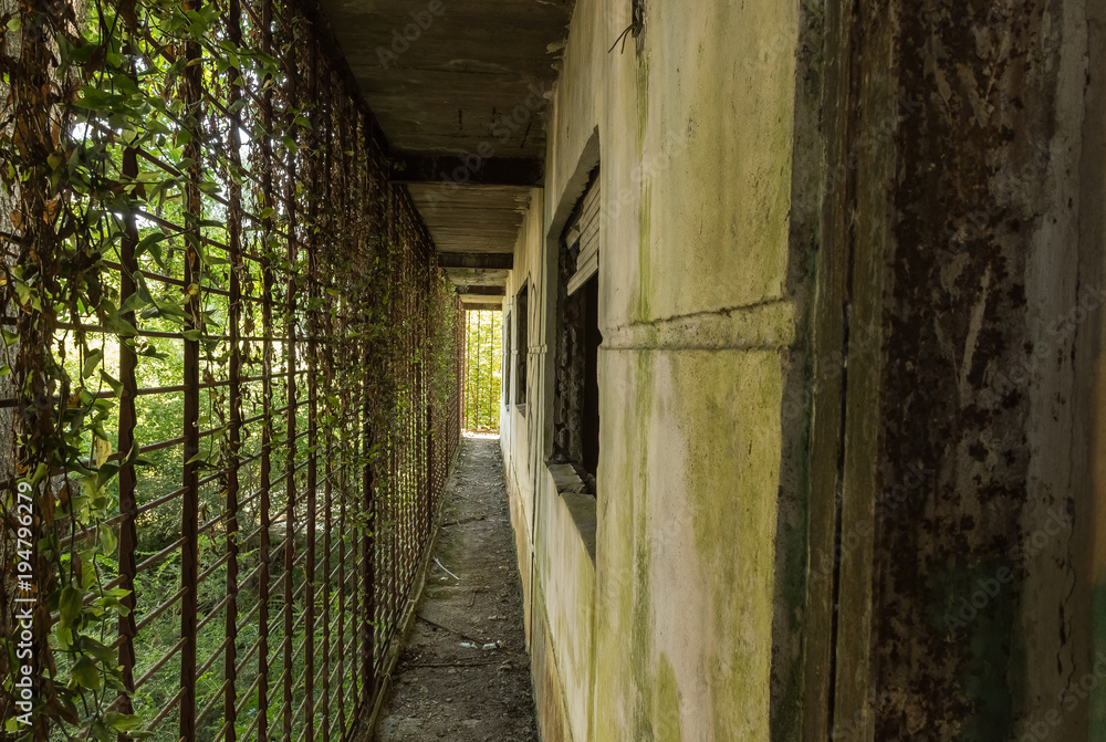 Camino del pasillo de un hotel abandonado Camino del pasillo de un hotel abandonado