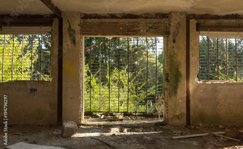 Persiana de un hotel abandonado