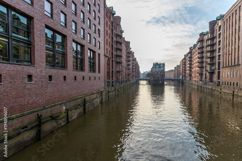 Kanal in der Speicherstadt von Hamburg © parallel_dream
