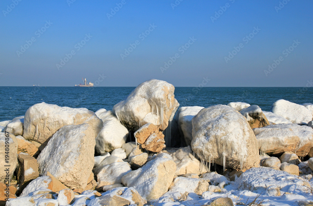 Чёрное море зимой. Варна, Болгария. 