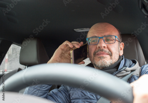 Smartphone al volante pericolo costante photo