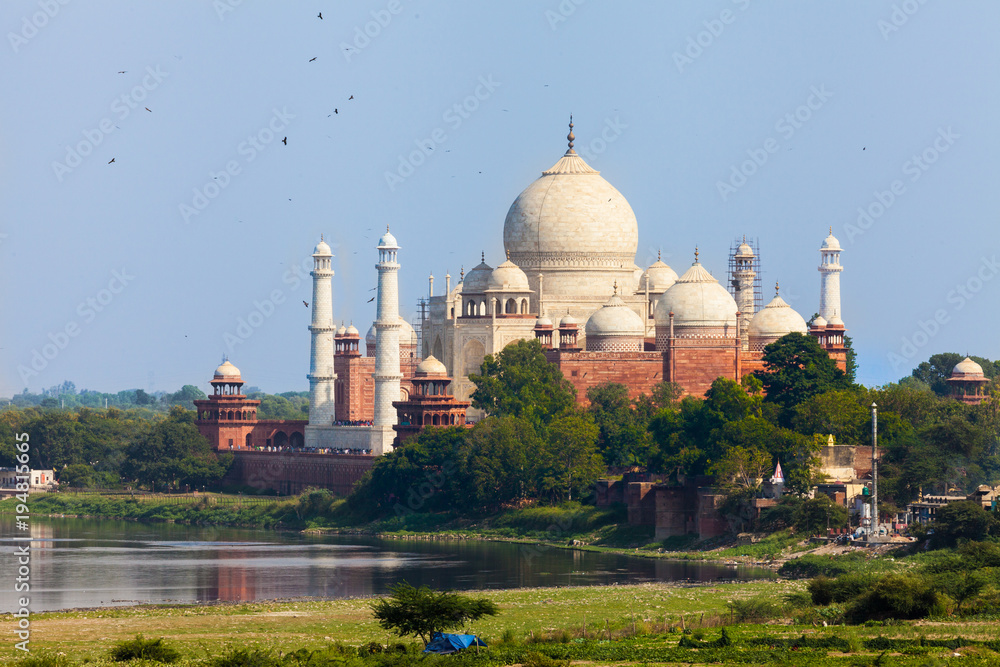 Taj Mahal mit Yamuna im Vordergrund