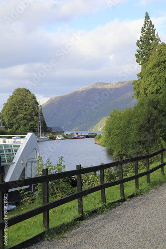 Loch Ness in den Highlands von Schottland bei Fort Augustus mit Bergen im Sommer