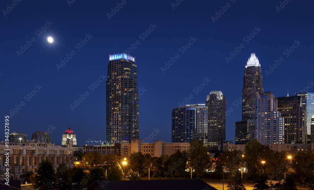 Fototapeta premium Charlotte, North Carolina Skyline and Full Moon