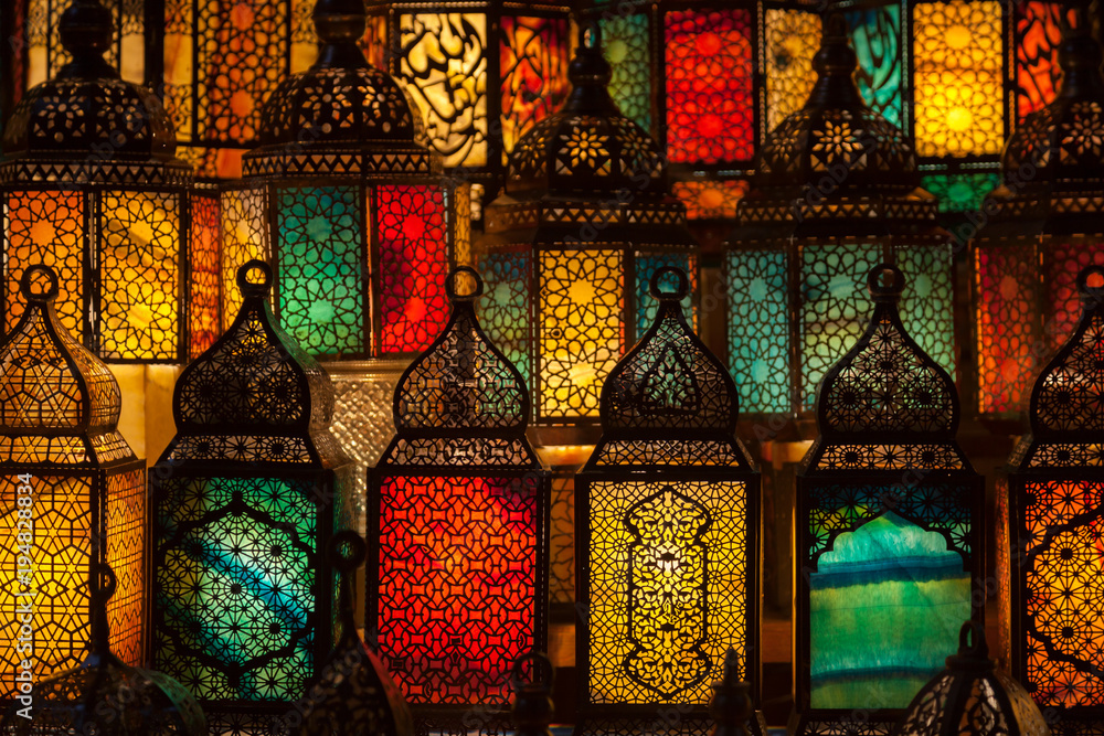 Naklejka premium oświetlenie kolorami latarni w stylu muzułmańskim