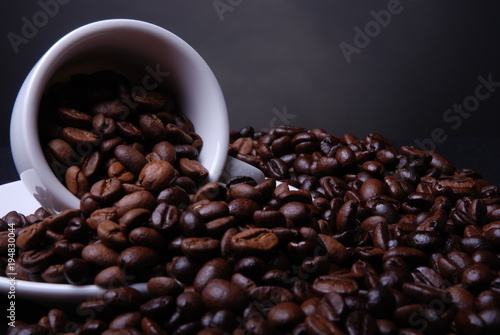 Kaffebohnen ergießen sich aus der Tasse photo