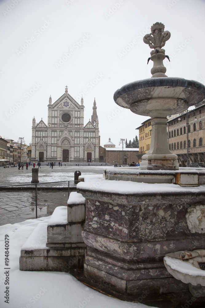 Fototapeta premium Italia, Toscana, Firenze sotto la neve. Chiesa di Santa Croce e piazza.