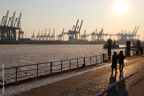 Hafenkräne im Winter mit gefrorener Elbe in der Hansestadt Hamburg, Deutschland