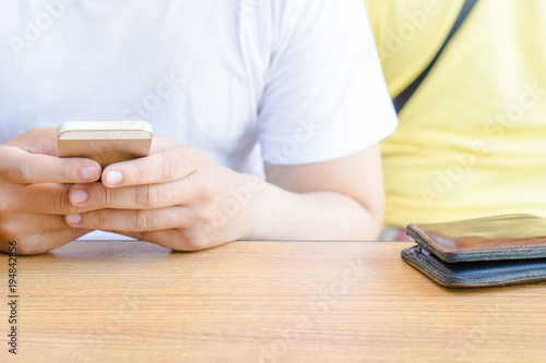 Man holding the smart phone in the caf�.