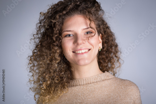  woman with curly hair  studio.