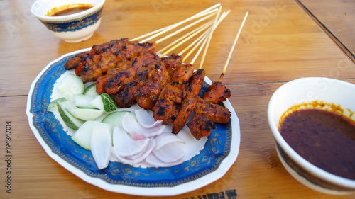 Quadro em tela SINGAPORE - APR 3rd, 2015: Delicious tasty skewers of chicken cook over hot coal