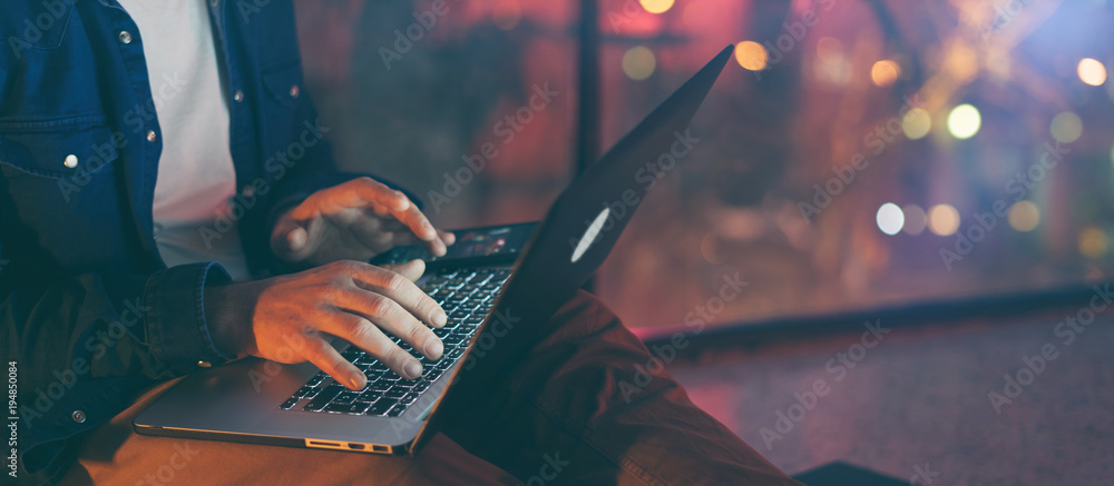Man working on laptop at night - obrazy, fototapety, plakaty 
