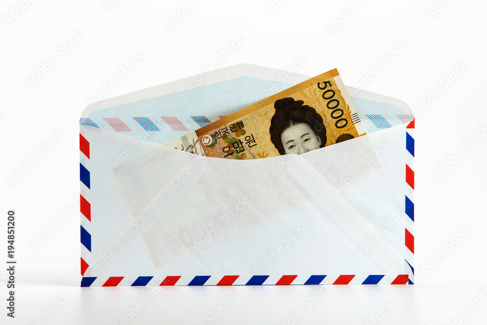 Fototapeta premium 50000 won in envelope on a white 