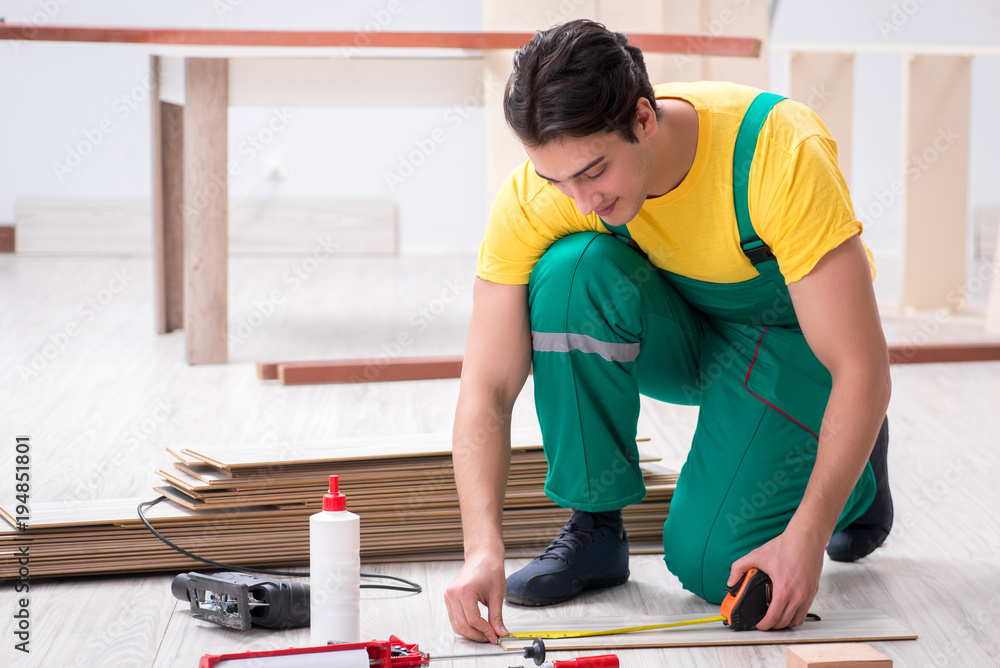 Obraz premium Contractor working on laminate wooden floor 