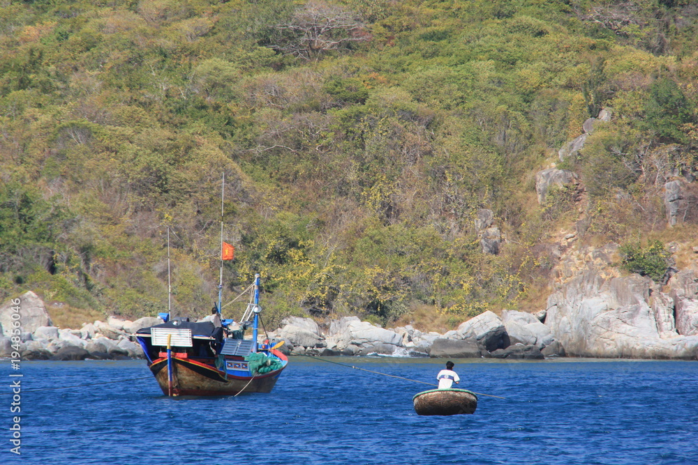 Fischerboote im Meer vor Nha Trang Vietnam