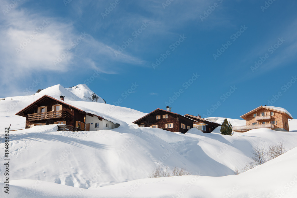 Bergbauernhäuser im Großen Walsertal im Winter
